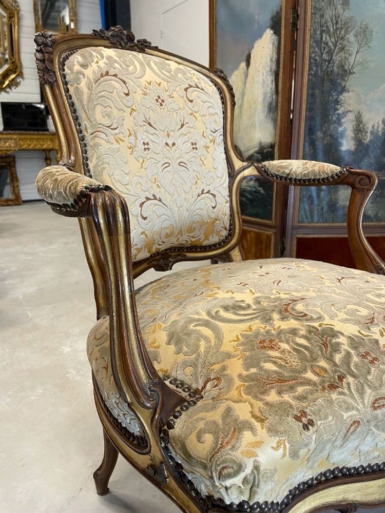 Paire de fauteuils Louis XV en noyer sculpté et doré, vers 1900