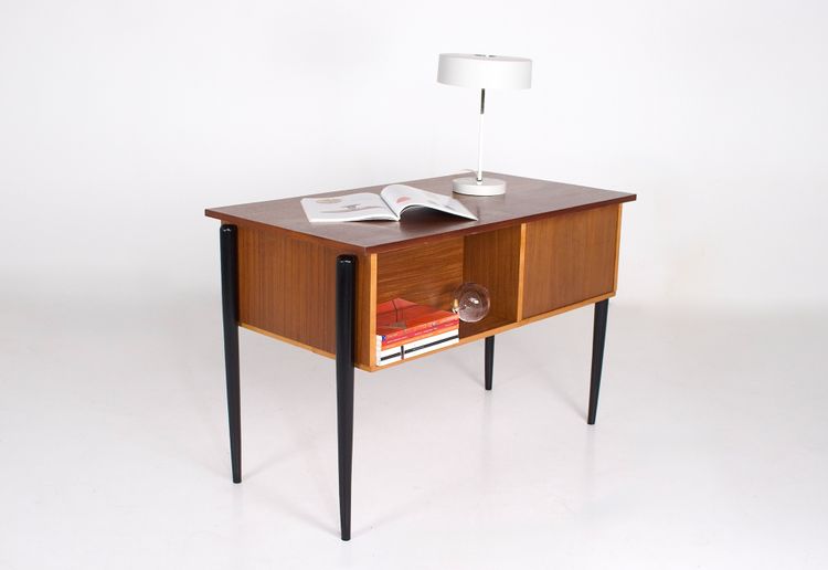 Kleines Büro im skandinavisch-modernistischen Stil