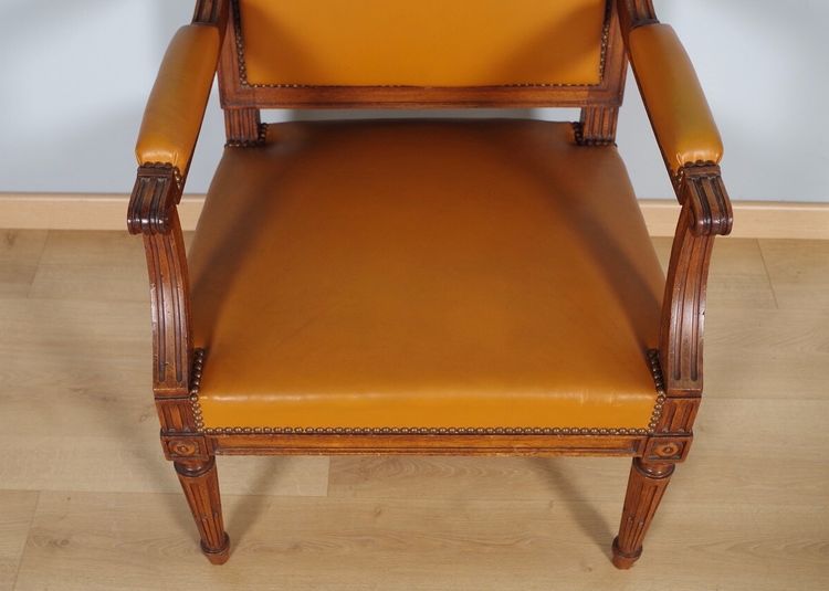 Paire de fauteuils Louis XVI en acajou sculpté, vers 1900