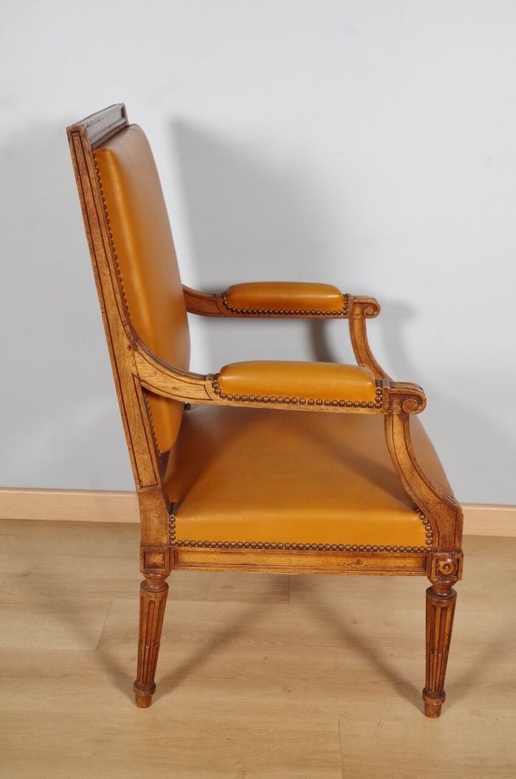 Paire de fauteuils Louis XVI en acajou sculpté, vers 1900