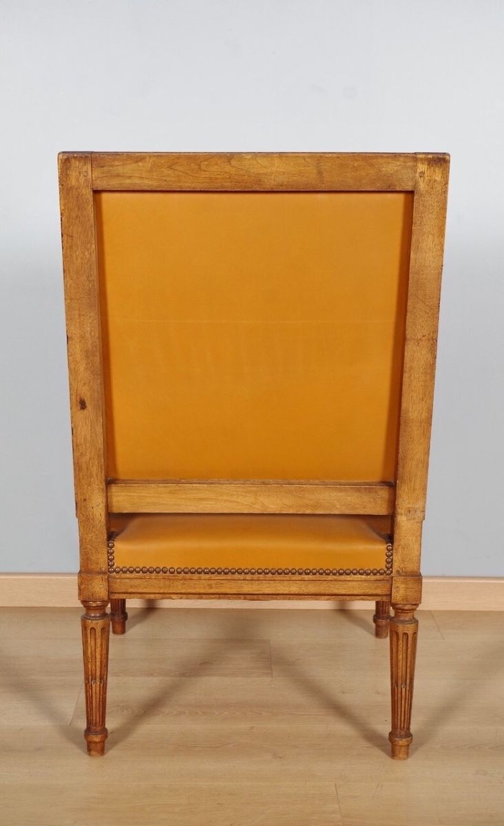 Paire de fauteuils Louis XVI en acajou sculpté, vers 1900