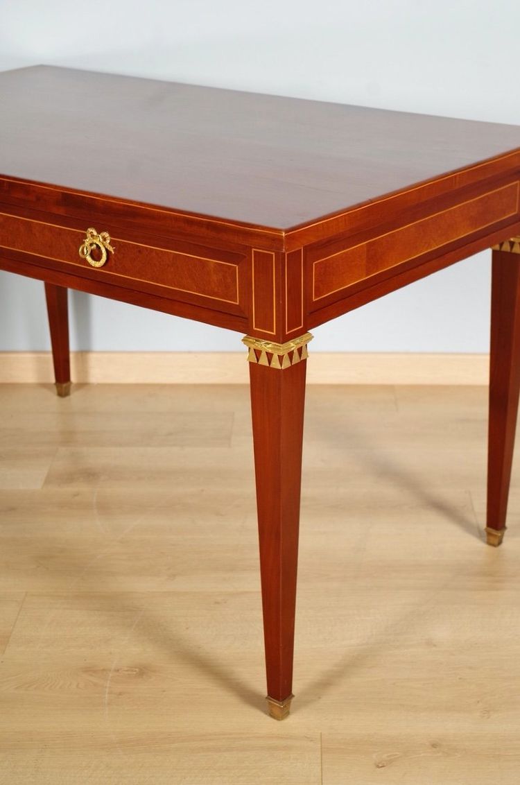 Flacher Schreibtisch im Louis-XVI-Stil aus Mahagoni und Amboina-Maserholz