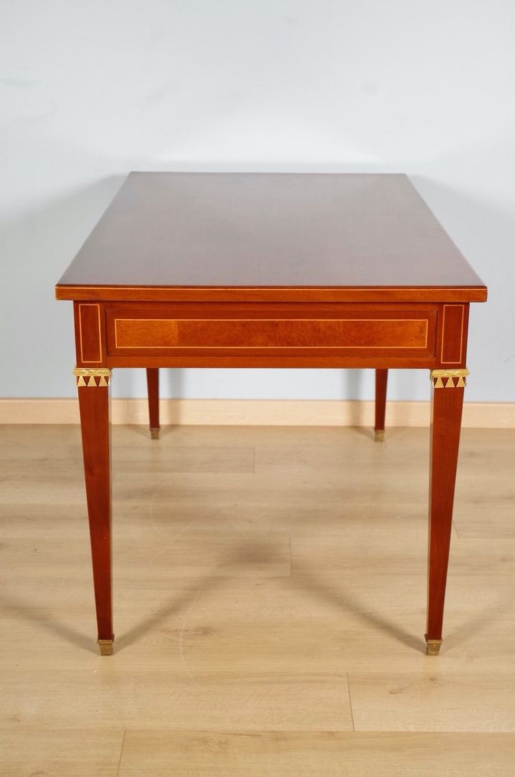 Flacher Schreibtisch im Louis-XVI-Stil aus Mahagoni und Amboina-Maserholz