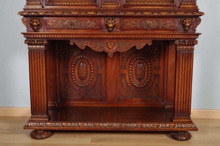 Renaissance-Schrank aus geschnitztem Nussbaumholz, im Stil von Krass, um 1930