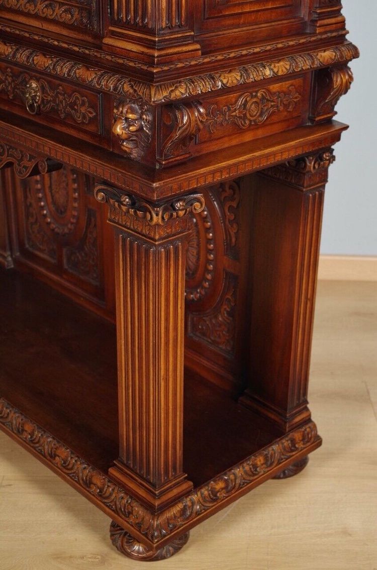 Renaissance-Schrank aus geschnitztem Nussbaumholz, im Stil von Krass, um 1930