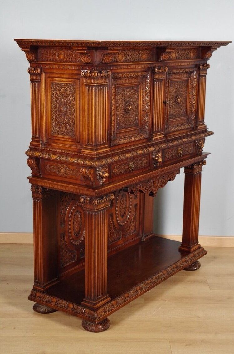 Renaissance-Schrank aus geschnitztem Nussbaumholz, im Stil von Krass, um 1930