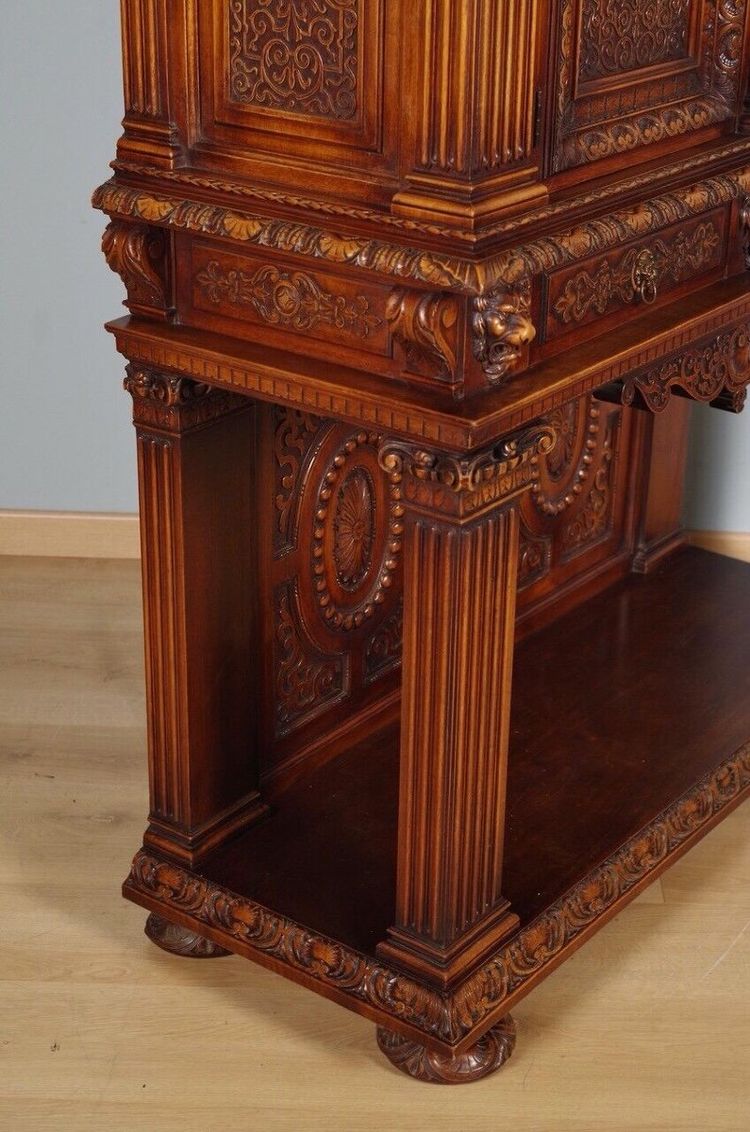 Renaissance-Schrank aus geschnitztem Nussbaumholz, im Stil von Krass, um 1930