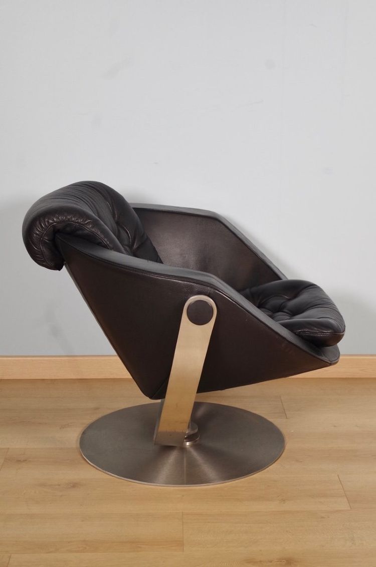 Steen Østergaard – Ein Paar „Moon Chairs“ aus schwarzem Leder, Dänemark
