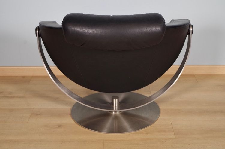 Steen Østergaard – Ein Paar „Moon Chairs“ aus schwarzem Leder, Dänemark