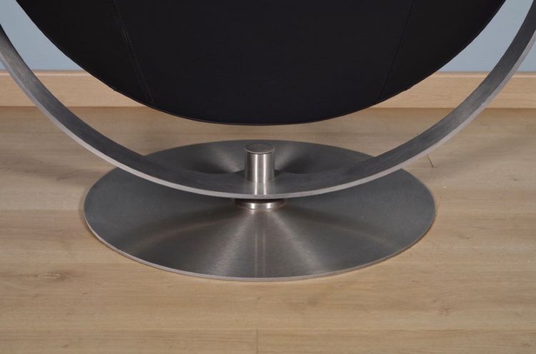 Steen Østergaard – Ein Paar „Moon Chairs“ aus schwarzem Leder, Dänemark