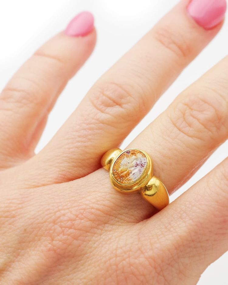Roman intaglio signet ring in 18 karat gold 