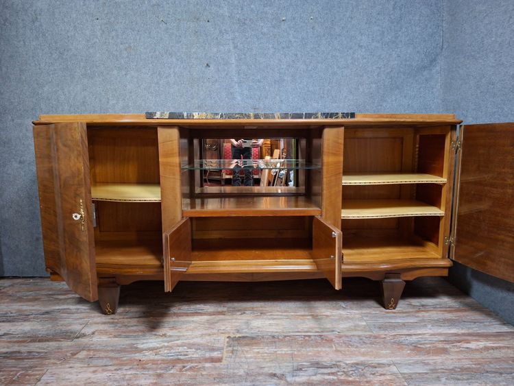 Credenza Art Déco in impiallacciatura di noce fiammato, opera francese degli anni '30.