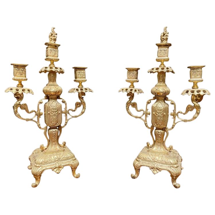 Ein Paar Kerzenleuchter im fernöstlichen Stil aus vergoldeter Bronze, um 1880
