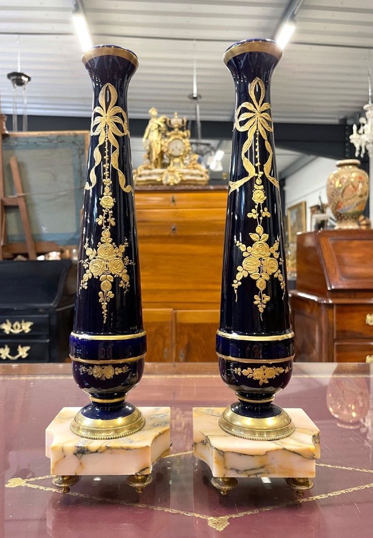 Ein Paar Louis-XVI-Einblumenvasen aus Porzellan und Marmor, um 1880