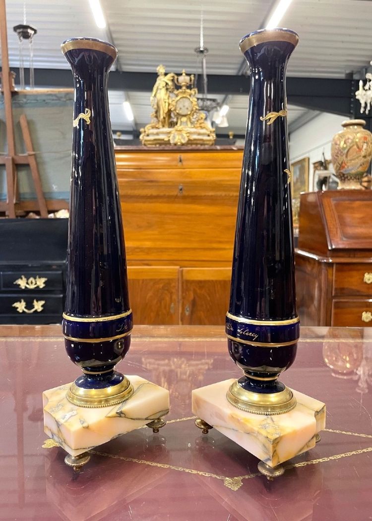 Ein Paar Louis-XVI-Einblumenvasen aus Porzellan und Marmor, um 1880