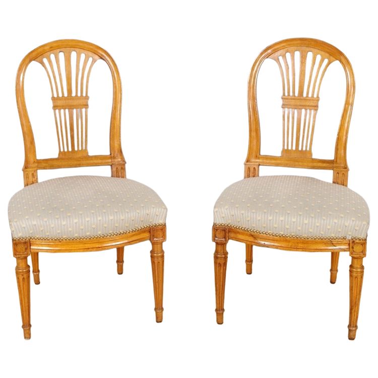 Ein Paar Stühle im Louis-XVI-Stil mit Gerbe-Verzierung aus Nussbaumholz, um 1780