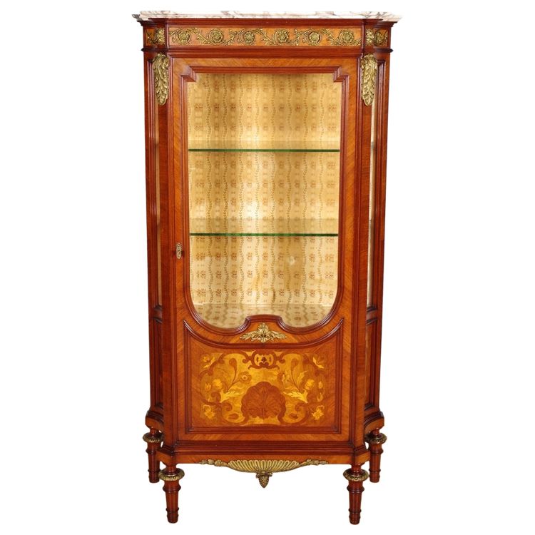 Vitrine im Stil Ludwigs XVI. aus Mahagoni, mit Intarsien und vergoldeter Bronze, um 1880