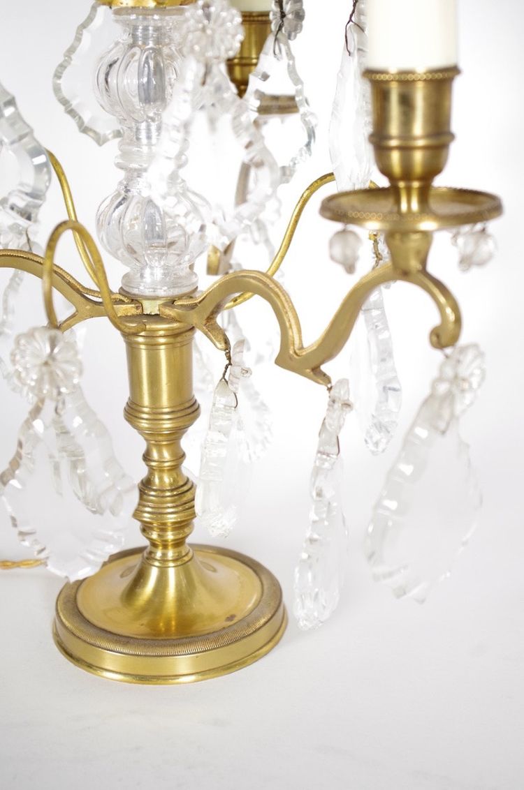 Coppia di lampade a braccio in bronzo e vetro con pendenti, 1950 circa