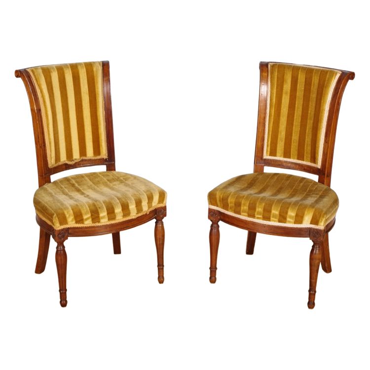 Ein Paar Stühle im Directoire-Stil aus geschnitztem Nussbaumholz, um 1795