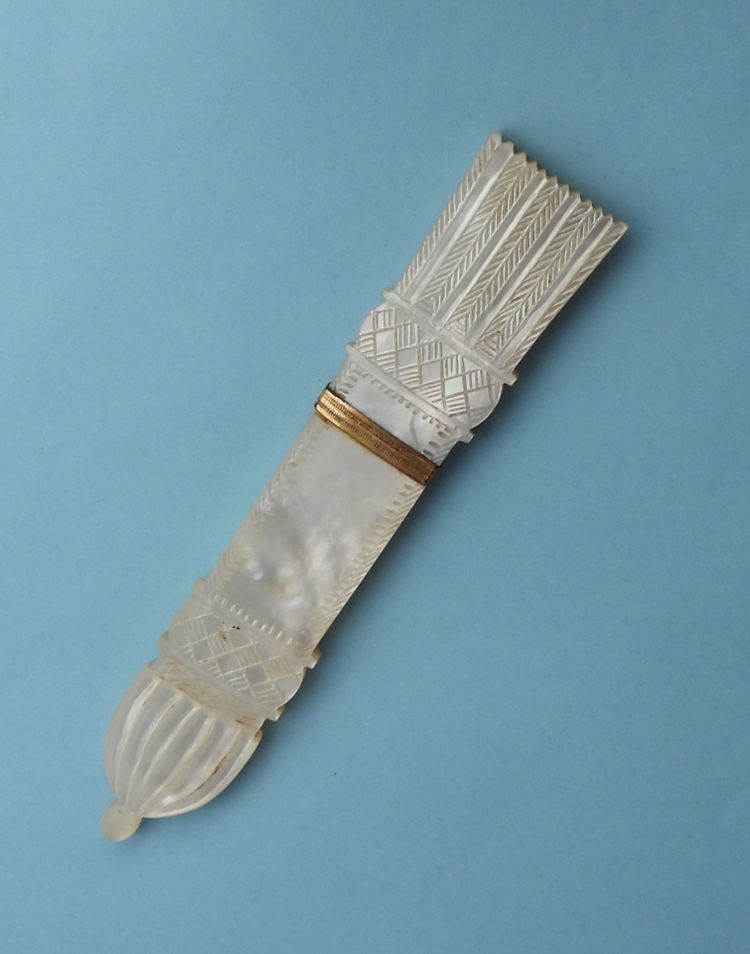 Etui à aiguille en Nacre époque Restauration XIXe Palais Royal nécessaire de couture