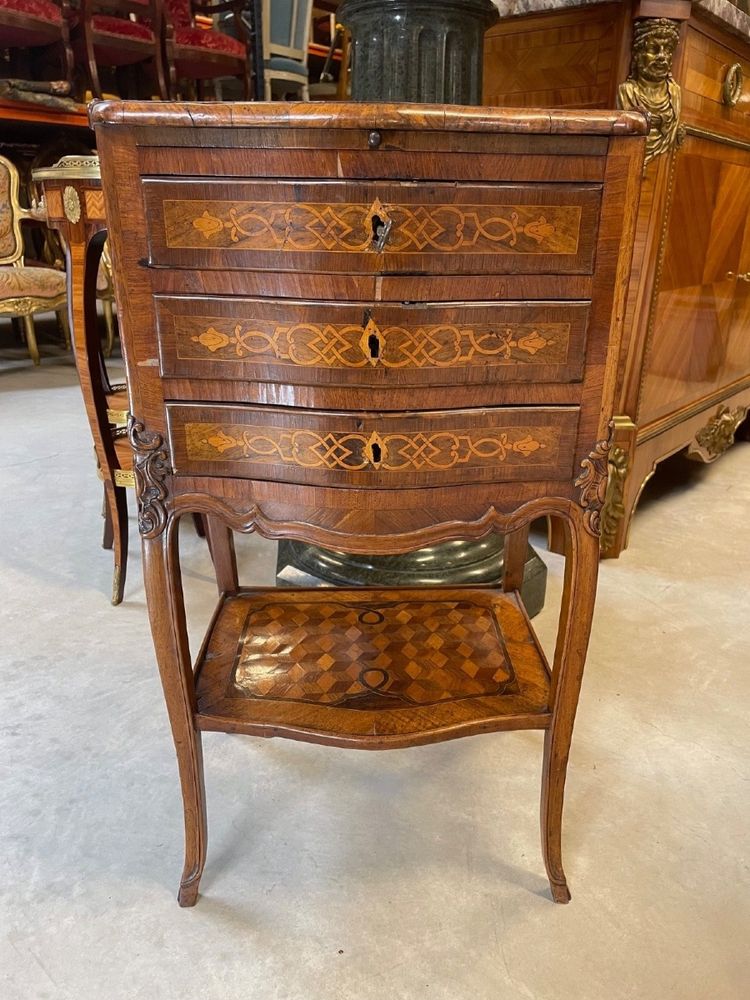 Regency-style writing desk with storage drawers, made of inlaid walnut, circa 1720