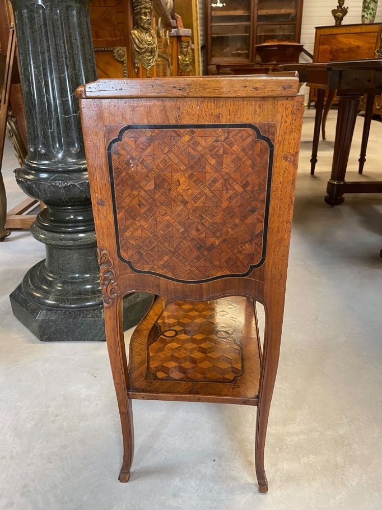Regency-style writing desk with storage drawers, made of inlaid walnut, circa 1720