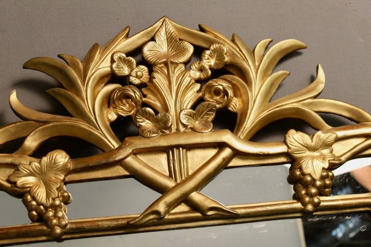 Important mirror with sculpted reserves of grapes