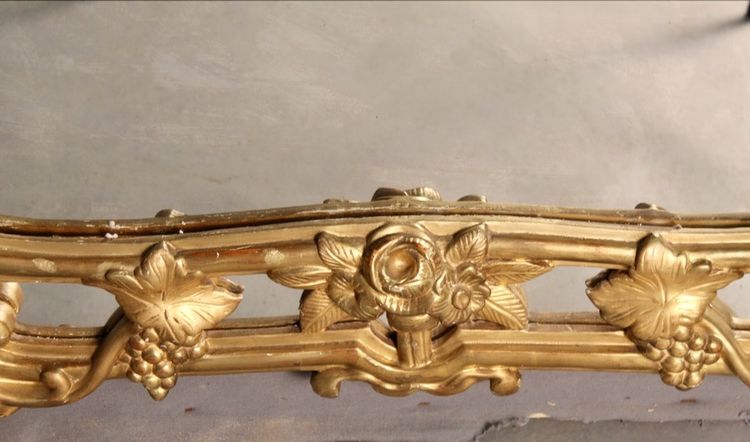 Important mirror with sculpted reserves of grapes