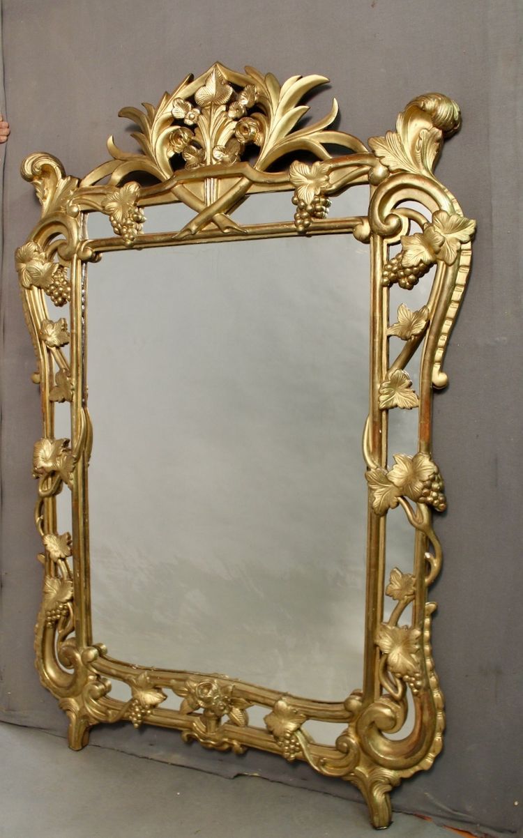 Important mirror with sculpted reserves of grapes