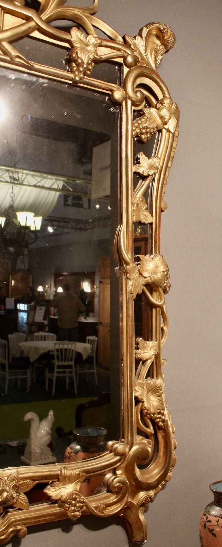 Important mirror with sculpted reserves of grapes