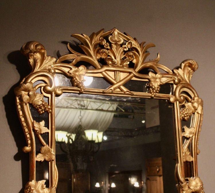 Important mirror with sculpted reserves of grapes