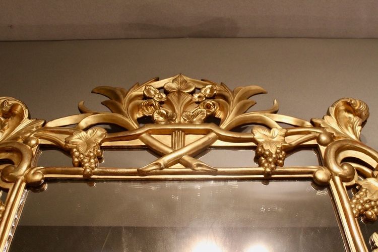 Important mirror with sculpted reserves of grapes