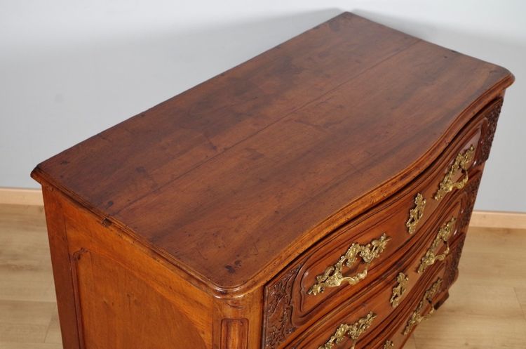 Commode lyonnaise Régence en noyer sculpté, vers 1720