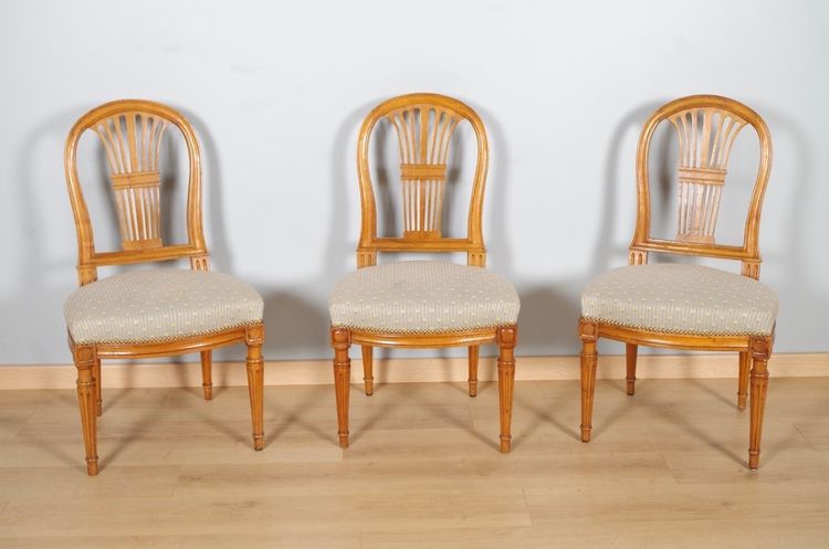 Four Louis XVI chairs with a spindle back, made of walnut, circa 1780