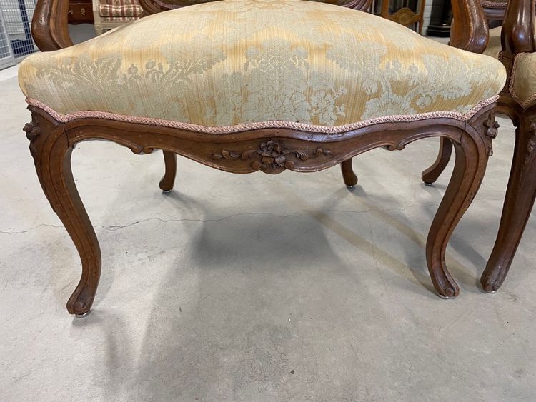 Paire de fauteuils Louis XV en noyer sculpté, vers 1900