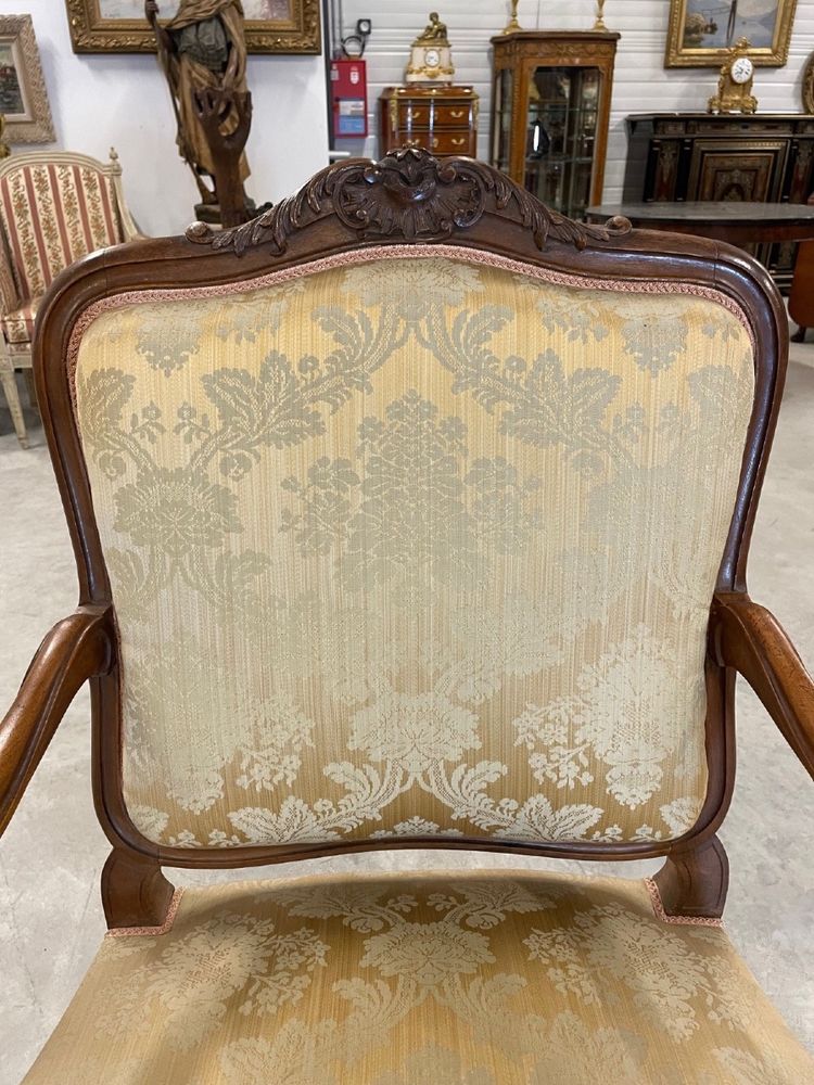 Paire de fauteuils Louis XV en noyer sculpté, vers 1900