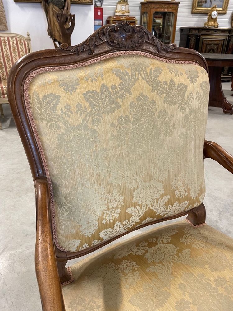 Quatre fauteuils Louis XV en noyer sculpté, vers 1900