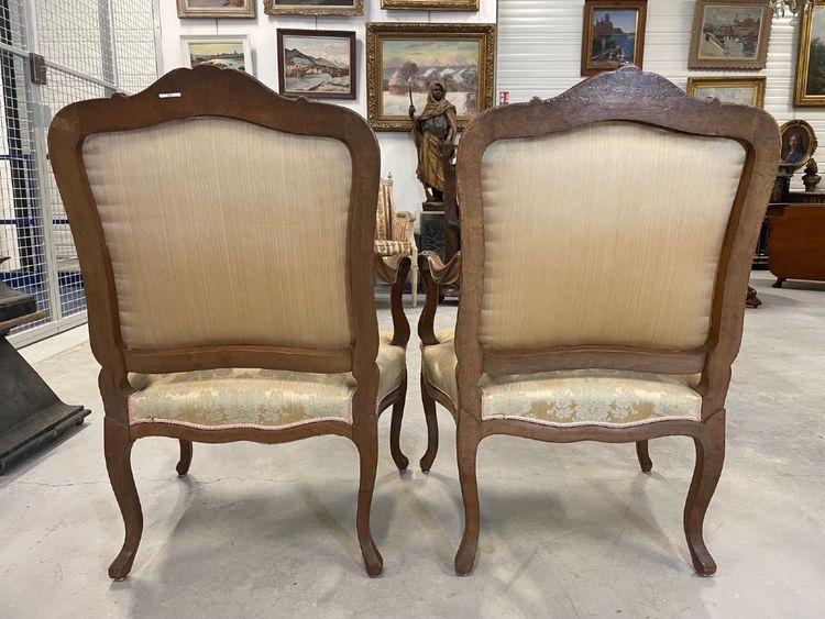Quatre fauteuils Louis XV en noyer sculpté, vers 1900