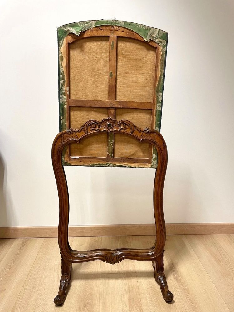 Regence-Kaminverkleidung aus Nussbaumholz mit „Petit-Point“-Schnitzerei, um 1720