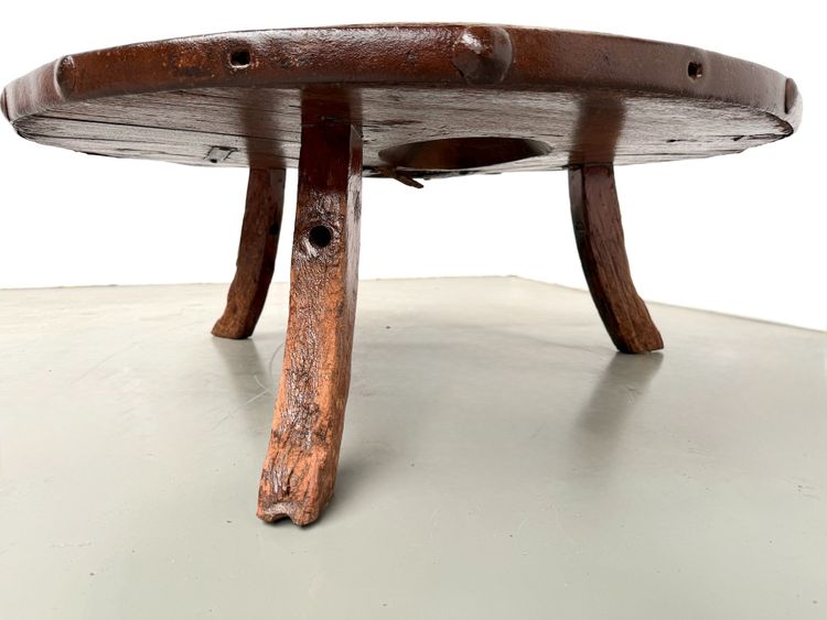 Circular Brutalist coffee table in solid wood – Brazilian Folk Art, 1950s