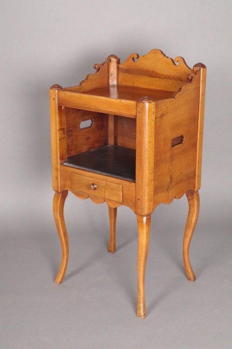 Walnut snack table from the Dauphiné region in the style of the Hache family – 18th century