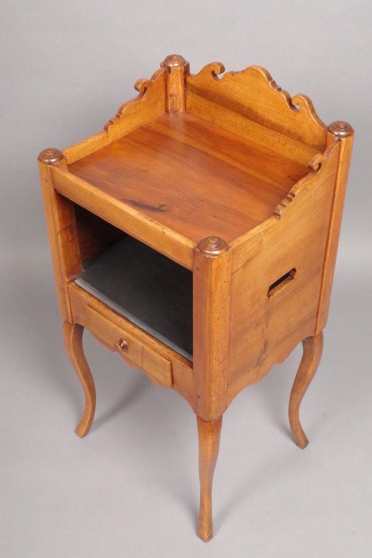 Walnut snack table from the Dauphiné region in the style of the Hache family – 18th century