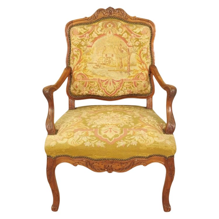 Fauteuil Régence en noyer sculpté, tapisserie au petit point – vers 1900