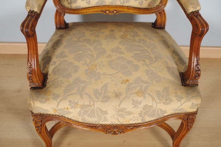 Ein Paar Louis-XV-Sessel aus geschnitztem Nussbaumholz, um 1900