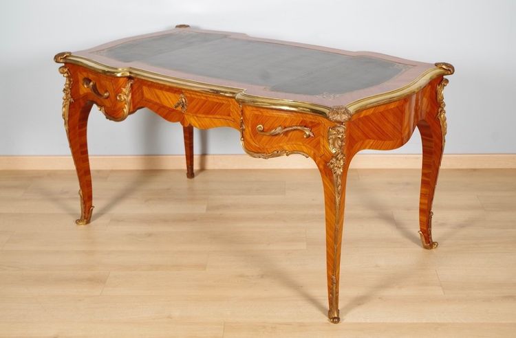 Bureau plat Louis XV en bois de rose et bronze doré, vers 1900