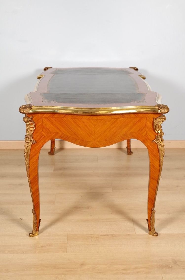 Bureau plat Louis XV en bois de rose et bronze doré, vers 1900