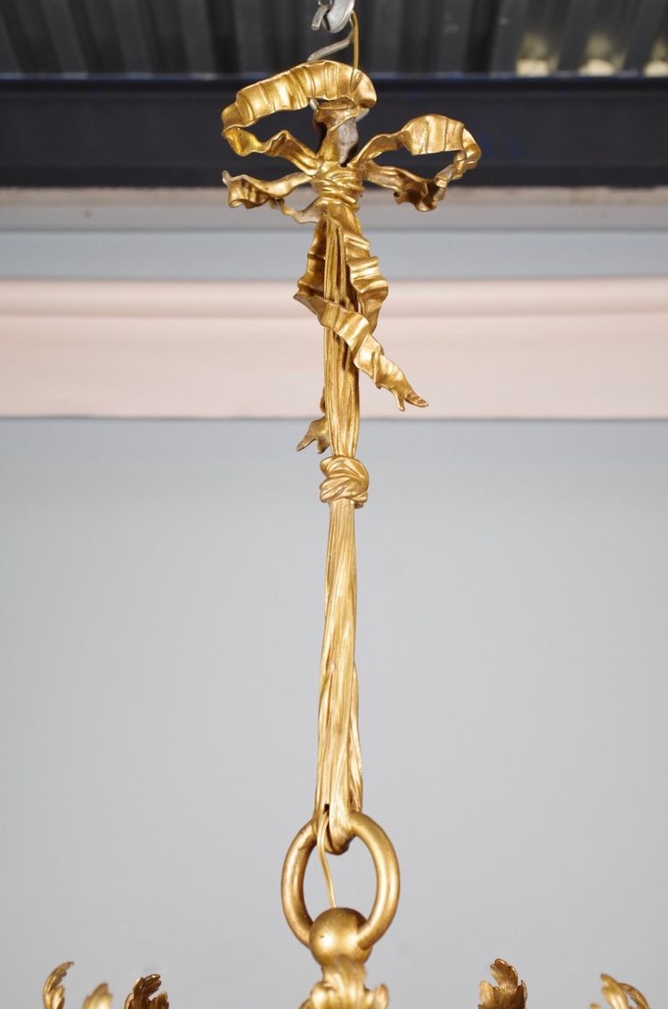 Grande lampadario in bronzo dorato in stile Luigi XVI, 8 luci, circa 1880.