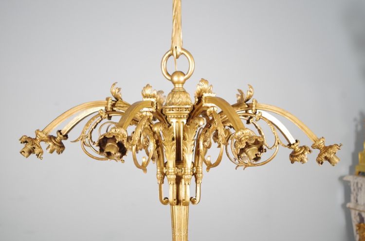 Grande lampadario in bronzo dorato in stile Luigi XVI, 8 luci, circa 1880.