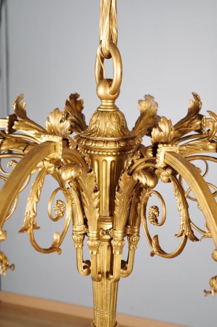 Grande lampadario in bronzo dorato in stile Luigi XVI, 8 luci, circa 1880.