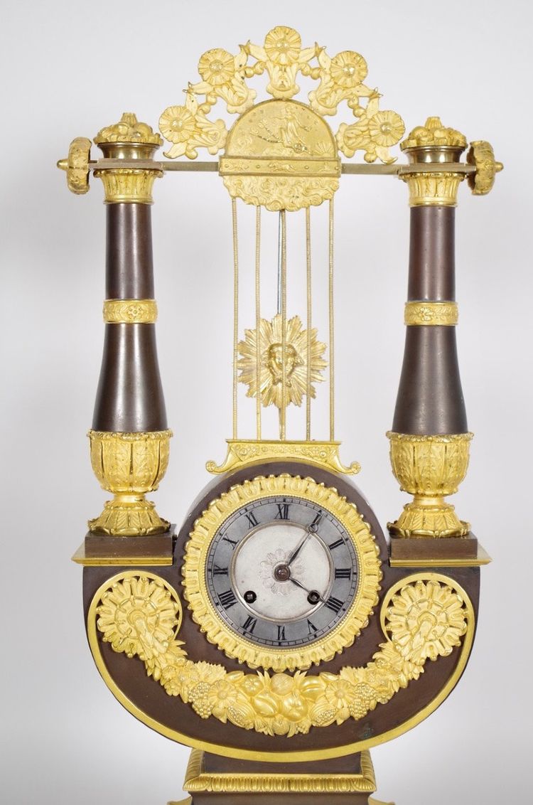 Restaurierte Lyra-Uhr aus vergoldeter und patinierter Bronze, um 1815
